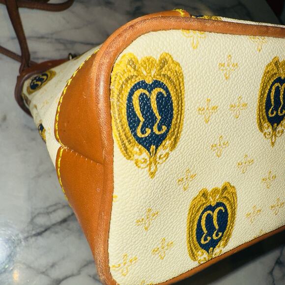 2015 Disneyland Club 33 Logo Dooney & Bourke Letter Carrier Handbag Crossbody LE - Picture 3 of 13